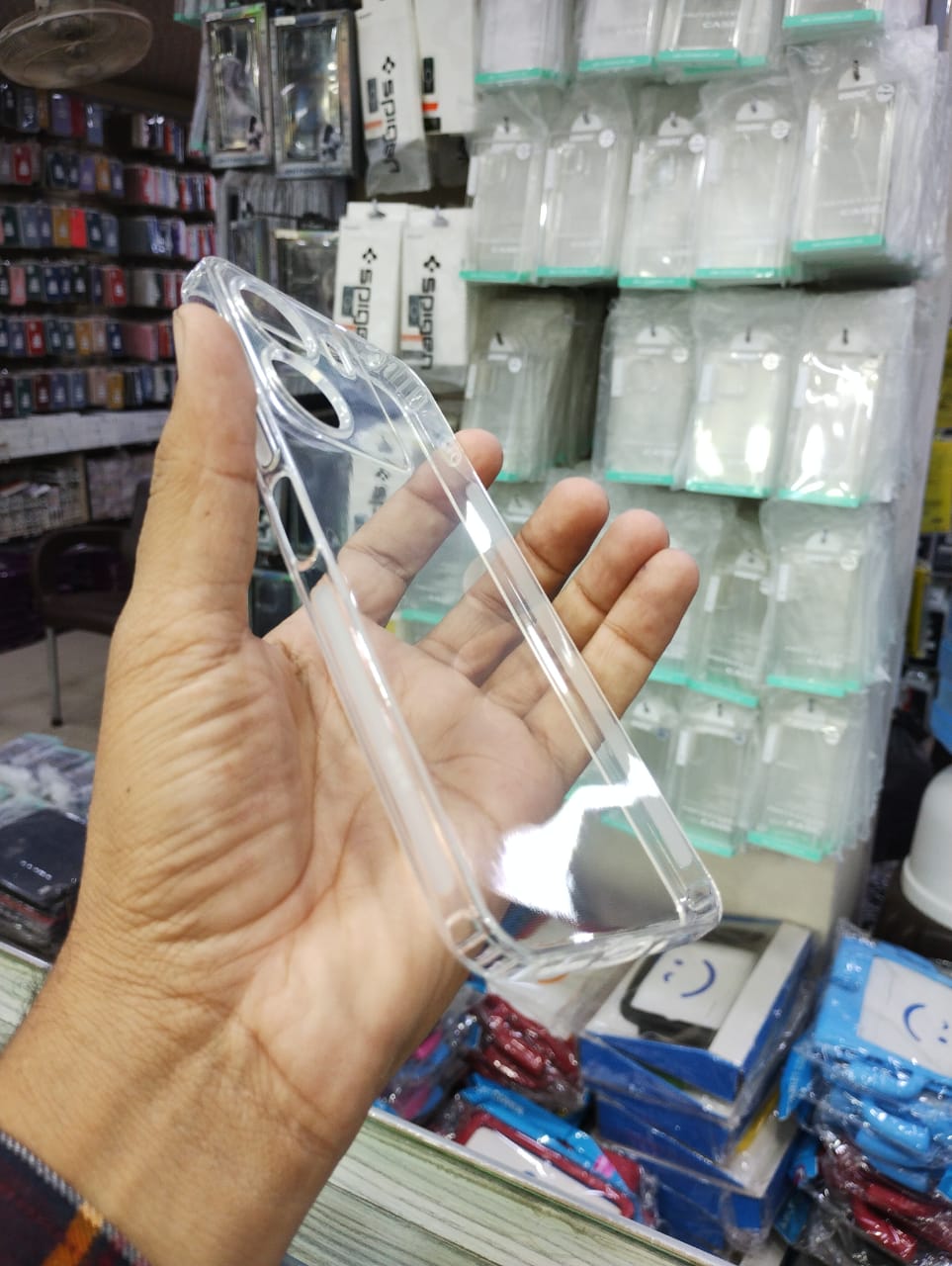 Soft Dustproof Transparent Cover – Redmi Note 13 / Oppo A78 / A60 / A58 / Infinix Hot 40 / Redmi 13C / Realme C65 View 3 - OnlineExpo.pk